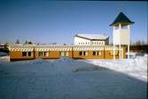 Två Systrars kapell i Norrliden

Kyrkan som invigdes 25 februari 1984 av biskop Sven Lindegård, är ritad av arkitekt Anders Berglund i Värnamo. Det åttakantiga kyrkorummet med högt sittande fönster för tankarna till Kalmarkustens försvarskyrkor. De kvarvarande rundkyrkorna i Hagby och Voxtorp har varit inspirationskällor till kyrkans arkitektur. Kyrkan har fått sitt namn efter systrarna Marta och Maria i Betania. Konstnärinnan Eva Spångberg har utformat relieferna av de båda systrarna på kyrkans norra vägg. I klocktornet med sin pyramidformade huv finns ett klockspel omfattande 37 klockor.