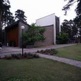 Heliga Korsets kyrka.

Kyrkan invigdes Pingstdagen 1963 av biskop David Lindquist . Den är byggd i modernistisk arkitektur efter ritningar av arkitekt Rudolf Holmgren. Den byggdes ursprungligen som kapell med krematorium, men 1989 blev den församlingskyrka i den nybildade Heliga Korsets församling. Kyrkorummet med sina väggytor av öländsk kalksten präglas av rymd. Koret är beläget i öster och lyses upp av höga fönster i söder.

(Uppgifterna är hämtade från Wikipedia)