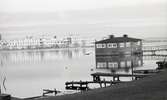 Klapphuset - det enda återstående i Skandinavien - byggdes 1902-1906 mellan Kvarnholmen och Varvsholmen. Från början fanns klappbryggor utmed stadens stränder, vilka efter önskemål om bättre skydd mot väder och vind ersattes med klapphus. Dessa blev också viktiga mötesplatser för stadens kvinnor. Tvätten sköljdes och klappades i den bassäng som finns i byggnadens centrum. Runt bassängen löper bryggan med klappningsplatser av nedsänkta tunnor. Klapphuset är fortfarande i bruk.

(Uppgifterna är hämtade från Länsstyrelsen.