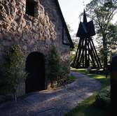 Hossmo kyrka.

Den första kyrkan som uppfördes i Hossmo var sannolikt en träkyrka. Därefter byggdes den lilla stenkyrkan omkring 1120, en murad byggnad med långhus, kor och absid. Denna omgavs av ett antal gravmonument i sten, så kallade Eskilstunakistor daterade till 1000-talets andra hälft. Tornet uppfördes något senare. Kring 1240 byggdes kyrkan till med en ovanvåning, vars muröppningar ofta tolkats som skottgluggar. Man har därför ansett att kyrkan i och med den övre våningens tillkomst varit en så kallad försvarskyrka, sannolikt under perioden 1200-1400. Säkra bevis för hypotesen saknas emellertid. Skriftliga källor visar att kyrkan varit en garnison och ett flankfäste till Kalmar under unionsstriderna i början på 1500-talet.

En arkeologisk undersökning som utfördes 2003 då kyrkogården skulle utvidgas avslöjade att kyrkan sannolikt varit omsluten av en vallgrav. Spår av annan bebyggelse påträffades också, men dateringarna av dessa lämningar är osäkra. Även en så kallad blästerugn för järnframställning påträffades. Kyrkans uppförande har knutits till kungamakten eller till någon lokal stormannafamilj. Orten Hossmo anses ha varit kärnan i ett centralortskomplex under yngre järnåldern och äldre medeltiden.

(Uppgifterna är hämtade från Wikipedia)