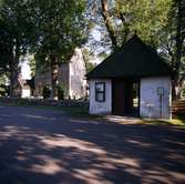 Hossmo kyrka.

Den första kyrkan som uppfördes i Hossmo var sannolikt en träkyrka. Därefter byggdes den lilla stenkyrkan omkring 1120, en murad byggnad med långhus, kor och absid. Denna omgavs av ett antal gravmonument i sten, så kallade Eskilstunakistor daterade till 1000-talets andra hälft. Tornet uppfördes något senare. Kring 1240 byggdes kyrkan till med en ovanvåning, vars muröppningar ofta tolkats som skottgluggar. Man har därför ansett att kyrkan i och med den övre våningens tillkomst varit en så kallad försvarskyrka, sannolikt under perioden 1200-1400. Säkra bevis för hypotesen saknas emellertid. Skriftliga källor visar att kyrkan varit en garnison och ett flankfäste till Kalmar under unionsstriderna i början på 1500-talet.

En arkeologisk undersökning som utfördes 2003 då kyrkogården skulle utvidgas avslöjade att kyrkan sannolikt varit omsluten av en vallgrav. Spår av annan bebyggelse påträffades också, men dateringarna av dessa lämningar är osäkra. Även en så kallad blästerugn för järnframställning påträffades. Kyrkans uppförande har knutits till kungamakten eller till någon lokal stormannafamilj. Orten Hossmo anses ha varit kärnan i ett centralortskomplex under yngre järnåldern och äldre medeltiden.

(Uppgifterna är hämtade från Wikipedia)