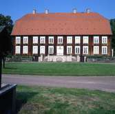 Strömsrums herrgård.

Strömsrum omnämns första gången 1312 och då som en kastal tillhörig ätten Sture. Johan Skytte köpte egendomen 1622. Dennes sonson, Gustav Adolf Skytte, född 1637, nyttjade slottet som bas för sitt, systern Annas och svågern Gustaf Drakes (Hagelsrum) sjöröveri på Östersjön 1657-1661.

(Uppgifterna är hämtade från http://www.alemskyrkby.se/sida12.html)