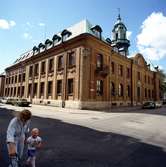 Riksbankshuset uppfördes 1902 efter ritningar av arkitekt Aron Johansson. Byggnaden har monumental utformning i jugendbarock med sockel i granit och bärande putsade tegelväggar och omfattande naturstensornamentik. Taket är högt, valmat och plåttäckt med takkupor och torn. Trots om- och tillbyggnader är byggnaden fortfarande exteriört mycket välbevarad från byggnadstiden. Interiören är helt förändrad.

(Uppgifterna är hämtade från Länsstyreslen)