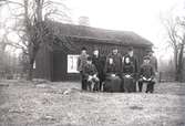 Familj framför huset i Rostorp, Dörby socken.

November 1906.