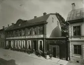 Ludvig Johanssons wäfnadshandel som sedan flyttade till Eoska huset och i många år var den ledande bosättningsbutiken i Kalmar. Ursprungligt läge på Södra Långgatan 8.