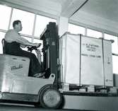 AB Papyrus. Okänd man kör en truck med pall papper avsedd för export. 18/10 1954.