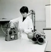 AB Papyrus. Laboratoriet. Kvinna vid tryckbarhetsmätare. 19/9 1962.