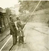 AB Papyrus.  Branskyddsövning. 30/9 1958. Två okända man.