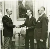 AB Papyrus.  Utdelning av belöning för förslag. Fr. v.  Disponent Rudengren, Förman Torsten Larsson och William Tibell.