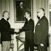 AB Papyrus.  Utdelning av belöning för förslag. Fr. v.  Disponent Rudengren, Förman Torsten Larsson och William Tibell.