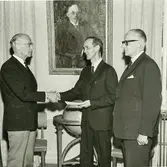 AB Papyrus.  Utdelning av belöning för förslag. Fr. v.  Disponent Rudengren, Förman Torsten Larsson och William Tibell.