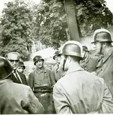 AB Papyrus.   Brandövning. 30/9 1958.  På bilden William Tibelle och ett antal brandsoldater.