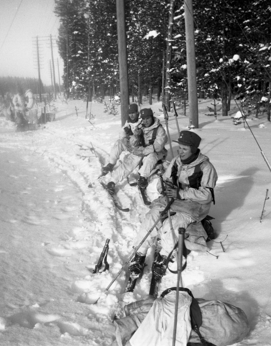 Bo Sallmander, Soldater på rast under vinterövning. Värnplikt vid Norrlands dragonregemente K4, Umeå, 1955-1956.