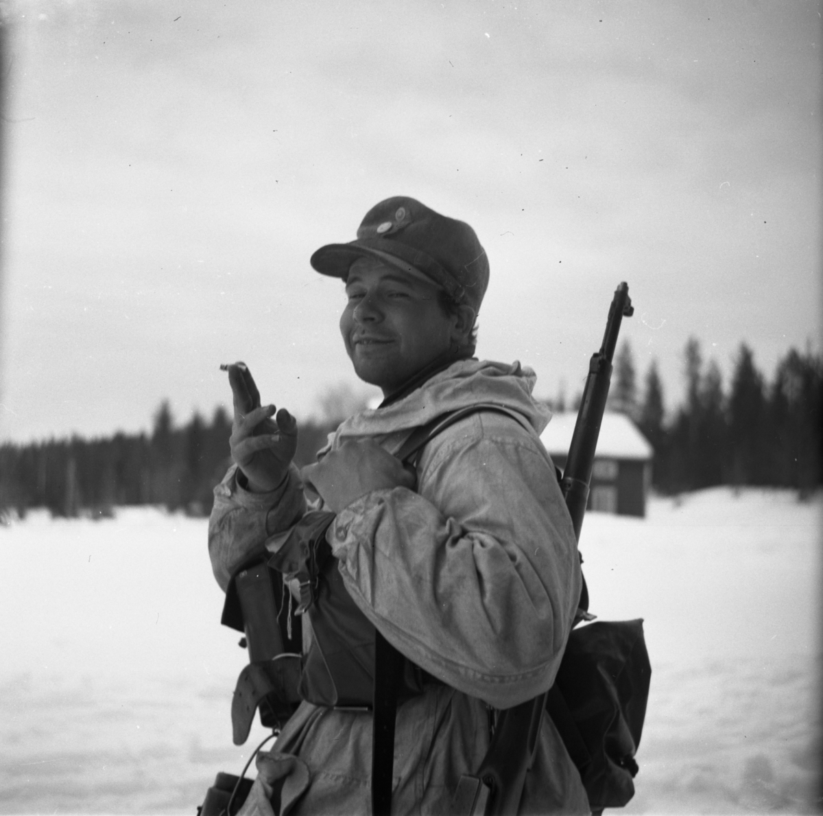 Bo Sallmander, Rökpaus under vinterövning. Norrlands dragonregemente K4, Umeå, 1955-1956.