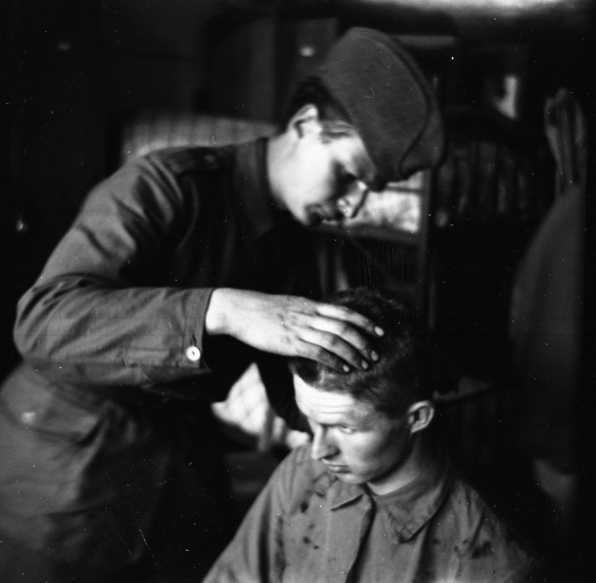 Bo Sallmander, Hårklippning vid Norrlands dragonregemente K4, Umeå, 1955-1956.