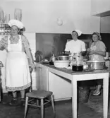 Svenska Postmannaförbundets semesterhem Norregård i
Falsterbo.  Foton aug 1953.  (Se reportage i tidningen PS nr
4-5/1953).  I köket residerar skickliga matmodern Berta Nilsson med sina goda medhjälperskor.