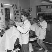 Två män blir klippta på Svenssons frisörsalong i Huskvarna som har bytt ägare.