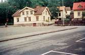 Bebyggelse vid Trädgårdsgatan, nuvarande Störtfjällsgatan, sedd från Alléen. Mölndal, 1970-tal. Till vänster ses Trädgårdsgatan 10. Vid fotograferingstillfället användes huset av Länkens Kamratförbund, senare klubblokal för Kvarnby basket.

För mer information om bilden se under tilläggsinformation.