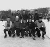 Skolhockey på Zinkensdamm i Huskvarna. 
Stående från vänster: Håkan Malm(1), Jan-Erik Arvidsson(2), Björn Lindgren(3), Stellan Svensson(4), Okänd(5).
Sittande från vänster: Lennart Boestad(1), Ingvar Klaesson(2), Magnus Arvidsson(3), Per E (4), Willy Elvin(5).