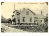 Vykort med Bröderna Larssons Handelslokal.