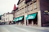 Bebyggelse vid Kvarnbygatan i Mölndal, 1970-tal. Till vänster ses nr 23, Eneborg, med tobaksaffär och kemikalieaffären Stella i gatuplanet. Till höger ses nr 25, Fridtuna, med Sven Ahlin Herrekipering i gatuplanet.

För mer information om bilden se under tilläggsinformation.