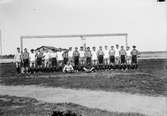 Fotbollsmatch mellan Östhammar och Gimo på Sjötorget i Östhammar, Uppland 1918