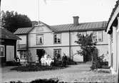 Handlare Robert Almgren med familj på sin gård, Östhammar, Uppland 1910-tal