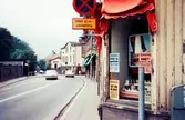 Bebyggelse vid Kvarnbygatan i Mölndal, 1970-tal. På höger sida av gatan ses från höger fastigheterna Kvarnbygatan 27, 25, 23 och längst ned nr 21. På vänster sida Papyrus mur.

För mer information om bilden se under tilläggsinformation.