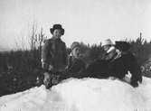 John och Ester Bauer sitter i en snödriva tillsammans med sonen Bengt 