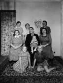 Edith Andersson Liljeborgsgatan 26 1951.
Sittande i mitten pastor Karl Wärn med hustrun Anna på höger sida. Snett till vänster om honom dottern Karin. Sittande på golvet framför, Anita och Daniel Wärn. 26997.