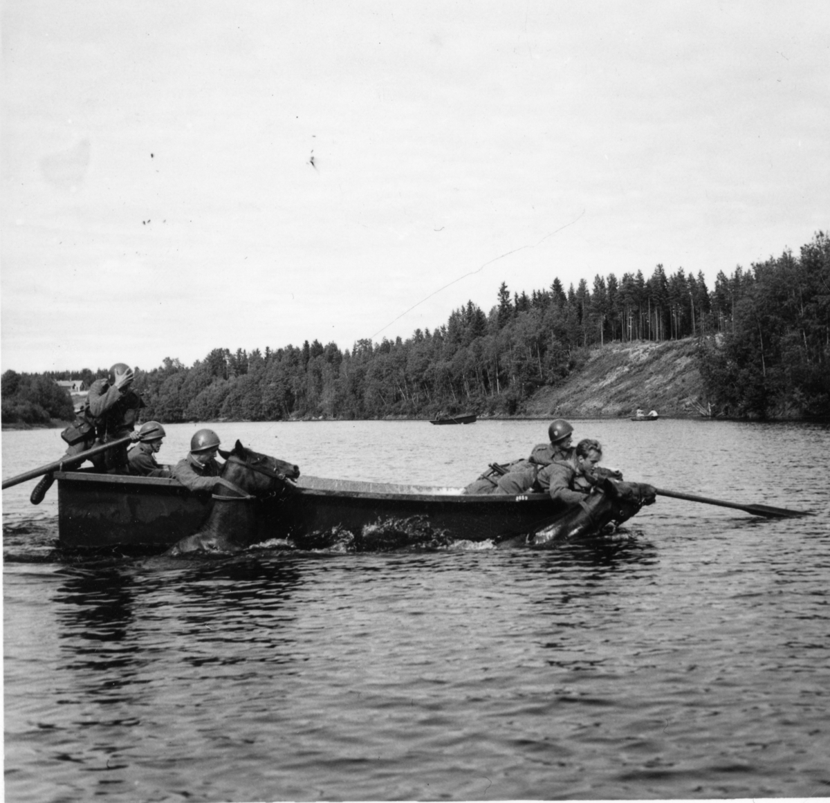 Bo Sallmander, Värnpliktiga leder en häst över vattenled med båt. Norrlands dragonregemente K4, Umeå, 1955-1956.
