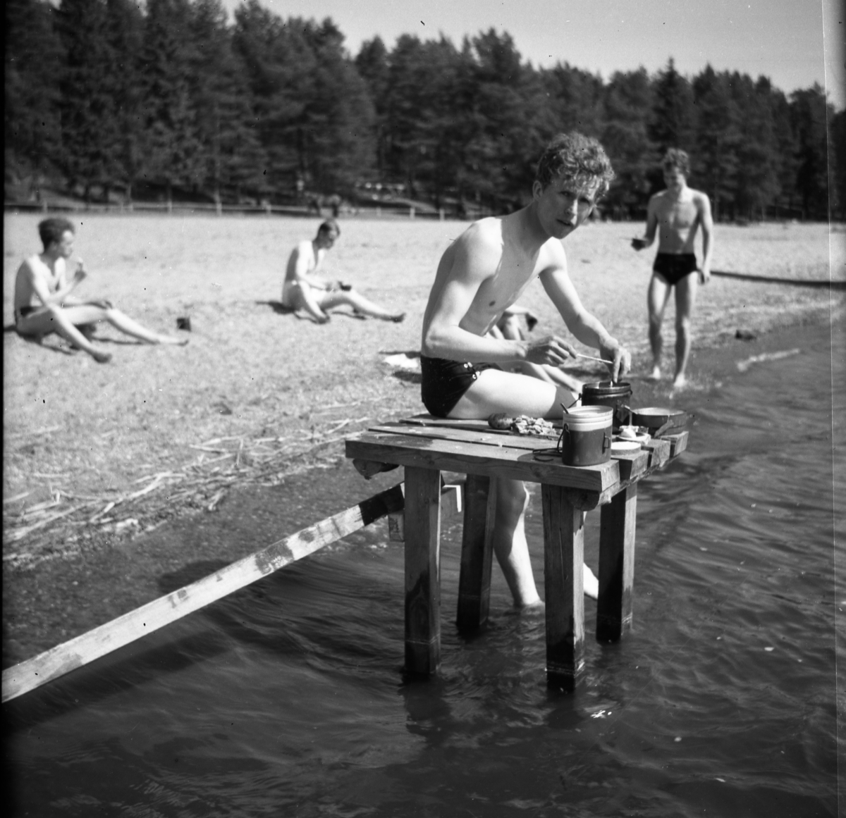 Bo Sallmander, Four conscripts from Norrland’s dragon regiment K4, Umeå on the beach, 1955-1956.