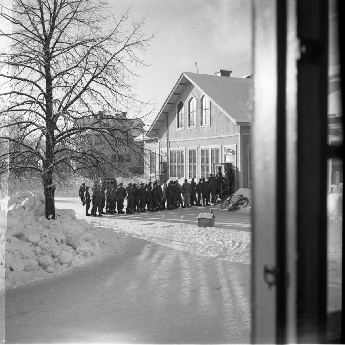 Bo Sallmander, Värnpliktiga i en kö på en vinterdag på Norrlands dragonregemente K4, Umeå, 1955-1956.