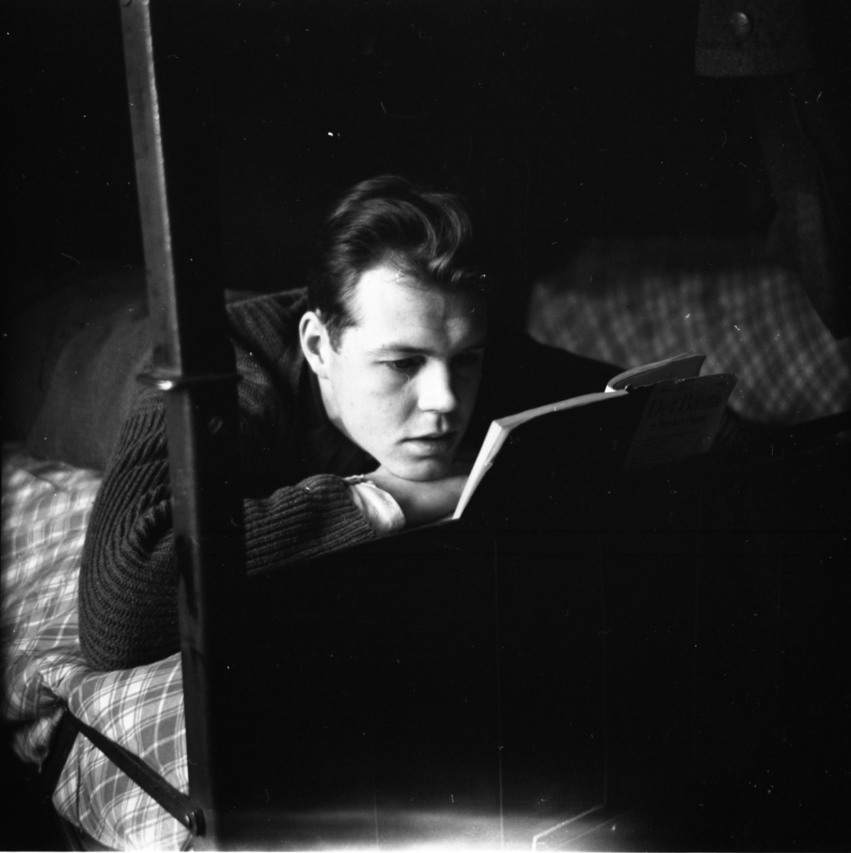 Bo Sallmander, Värnpliktig läser bok på logementet på Norrlands dragonregemente K4, Umeå, 1955-1956.