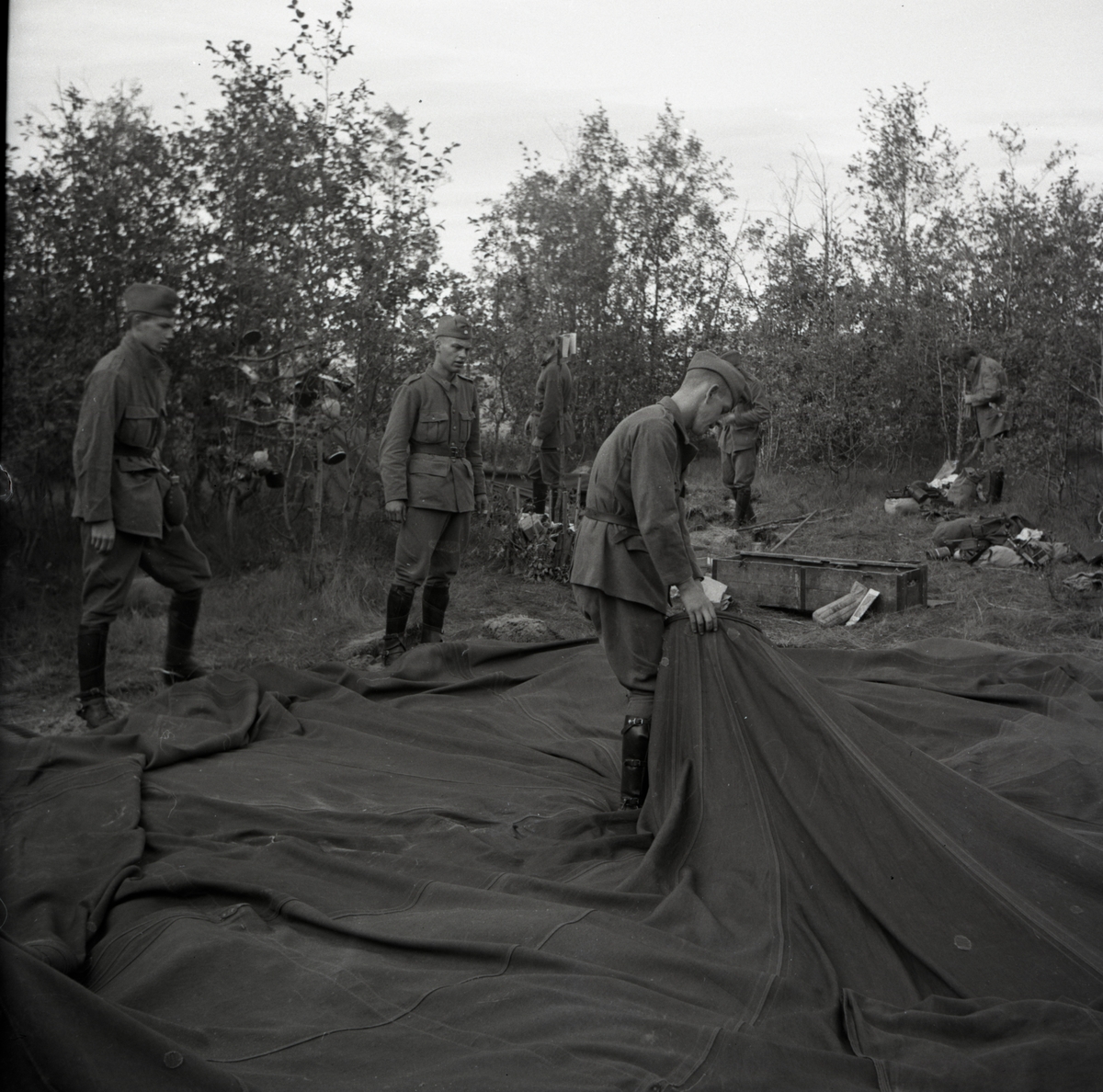 Bo Sallmander, Soldater tar ner en tält. Norrlands dragonregemente K4, Umeå, 1955-1956.
