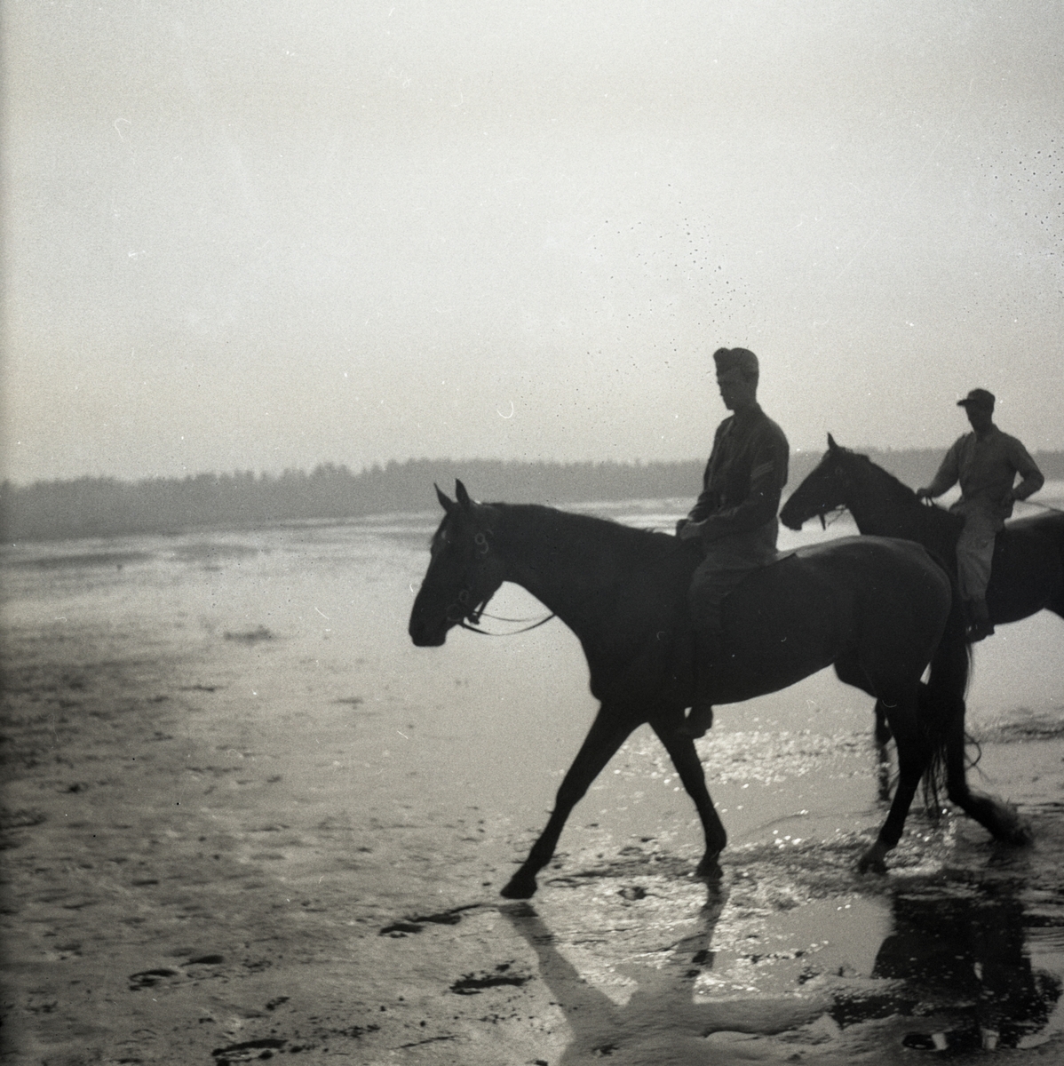 Bo Sallmander, Värnpliktiga rider på stranden. Norrlands dragonregemente K4, Umeå, 1955-1956.