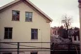 Gaveln på byggnaden gamla Sveaborg, Kvarnfallet 27, Forsåkergatan 2A i Mölndal, 1970-tal. Byggnaden användes från början för kvarnverksamhet, senare föreningslokal och bostäder. Tillhörde pappersbruket Papyrus. Byggnaden revs 1976. Till höger i bakgrunden ses även gamla polishuset med adress Forsåkersgatan 19.

För mer information om bilden se under tilläggsinformation.
