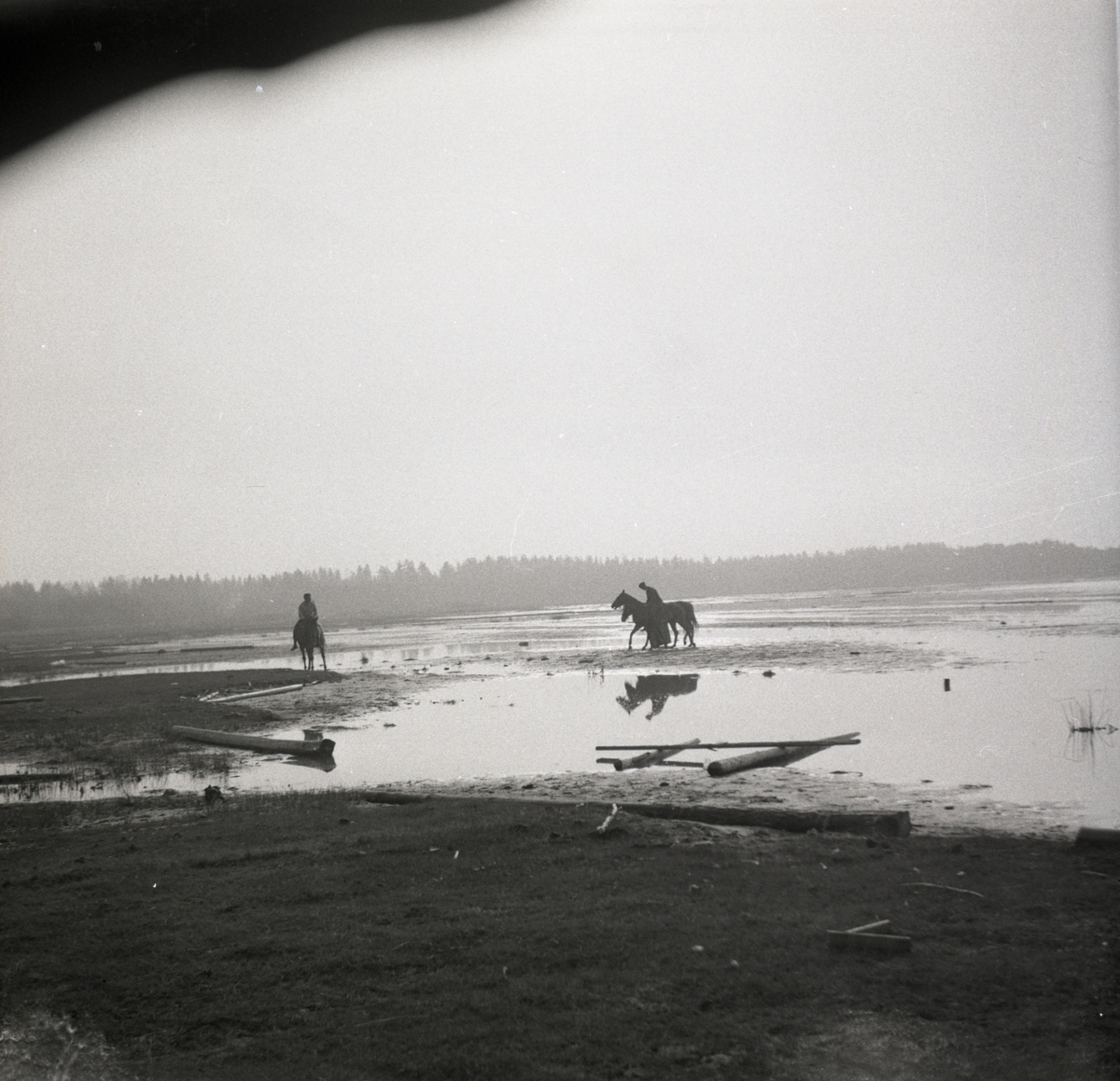 Bo Sallmander, Conscripts on the beach with their horses. Norrland dragon regiment K4, Umeå, 1955-1956.
