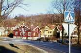 Bebyggelse vid Trädgårdsgatan, nuvarande Störtfjällsgatan, i Mölndal, 1970-tal. Till vänster ses Trädgårdsgatan 10, klubblokal för Kvarnby Basket. Tidigare användes huset av Länkens Kamratförbund.

För mer information om bilden se under tilläggsinformation.