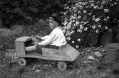 En liten pojke med leksaksbil.
Sven Lindskog