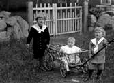 Tre lekande barn.
Herbert Johansson