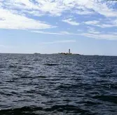 Hamneskärs fyrplats och fyren Pater Noster i fjärran - statligt byggnadsminne 2015