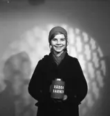 En flicka med Rädda Barnens insamlingsbössa i Huskvarna.