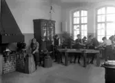Trädgårdsskolan, metallslöjden, 10 skolpojkar.