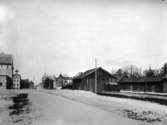 Bostadshus och uthus.
Rudbecksgatan mot väster från Trädgårdsgatan.
Reproduktion 1934 efter en äldre bild.