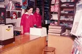 Från vänster Ulla Lindqvist och till höger Kajsa Forsell (född Andersson) som står vid kassan i 