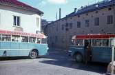 Två blå bussar står på Gamla Torget i Mölndal, 1960-tal. I bakgrunden till vänster ses huset Kvarnbygatan 45 och till höger Kvarnbygatan 6, byggnad tillhörande SOAB.

För mer information om bilden se under tilläggsinformation.