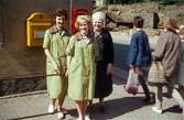 Margareta, Gullbritt och tant Karin, d.v.s. Karin Gren, fotograferade framför gaveln till huset Kvarnbygatan 4 vid Gamla Torget i Mölndal, 1960-tal. Alla tre arbetade i Rasmussons skoaffär som låg i huset. När Märta Sjöberg började arbeta i affären var Margareta och Gullbritt inte kvar. I bakgrunden ses rivningstomten efter huset Kvarnbygatan 39.

För mer information om bilden se under tilläggsinformation.