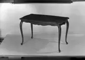 Blomstermåla Möbelfabrik, Blomstermåla. Soffbord i nyrokoko med skurna detaljer. Bild för beskrivning av produktsortimentet.