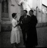 Personen till höger är förmodligen prästen Gunnar Rosendahl.